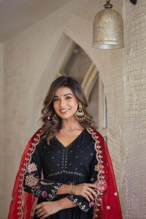 THE MUSLIM ALIA CUT SET.