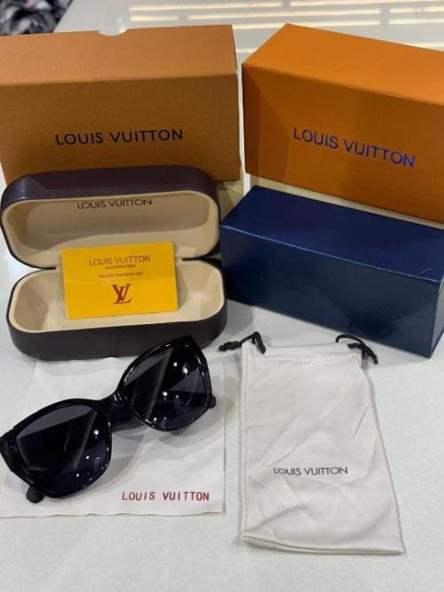 Louis Vuitton Ladies Collection High-Quality Unisex UV-Protective Sunglasses.