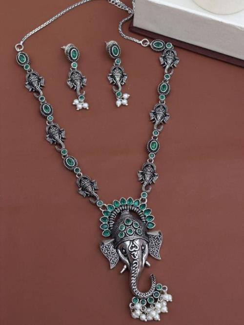 Ganesh Mukh Silver Pendai Butti Set.