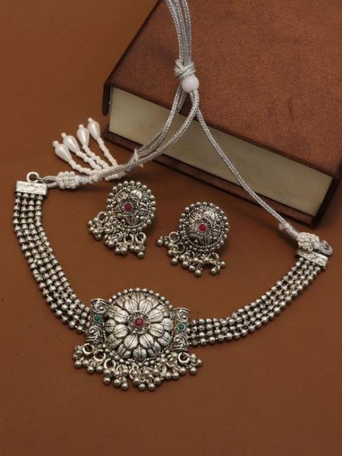 Silver Pendai Butti Set.