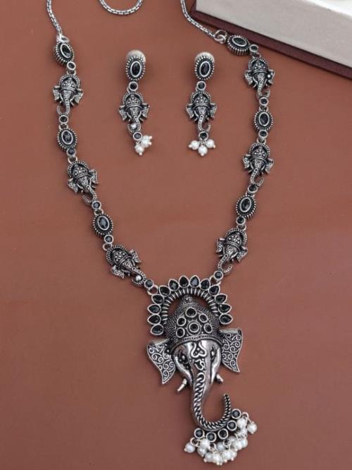  Ganesh Mukh Silver Pendai Butti Set.