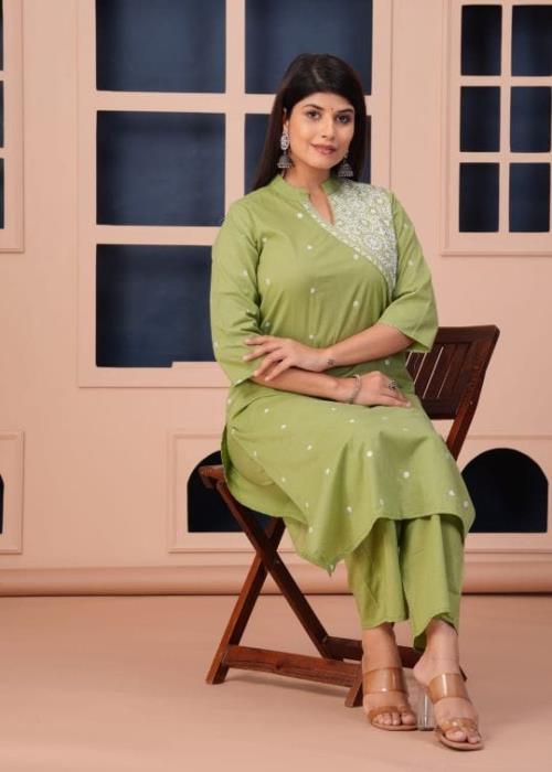  A LINE MONOCROME AND THREAD EMBROIDARY DETAILING ALL DAY COMFORT KURTI PANT SET.