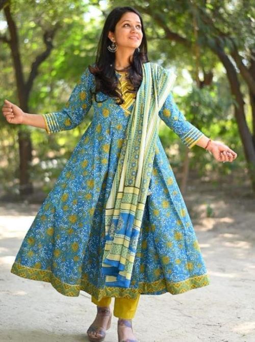  Anarkali kurta pant dupatta with gota detailing and gota tassals .