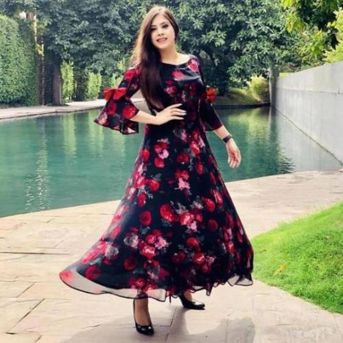 Lady In Black Outfit (Fully Stitch).