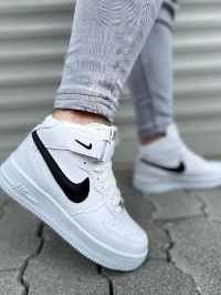 NIKE SPORT SHOES ( SOS SIZE 9 ONLY ).